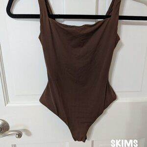 SKIMS Fits Everybody Square Neck Thong Bodysuit Jasper Brown - Size X-Small